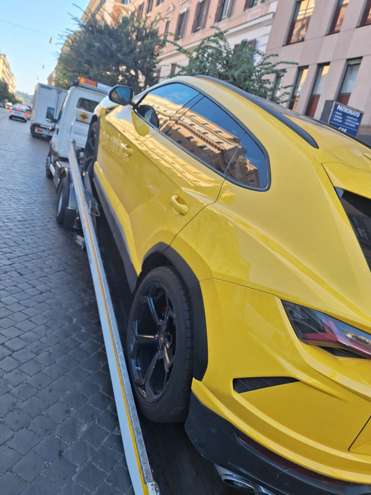 Soccorso stradale Roma - carico veicolo su pianale