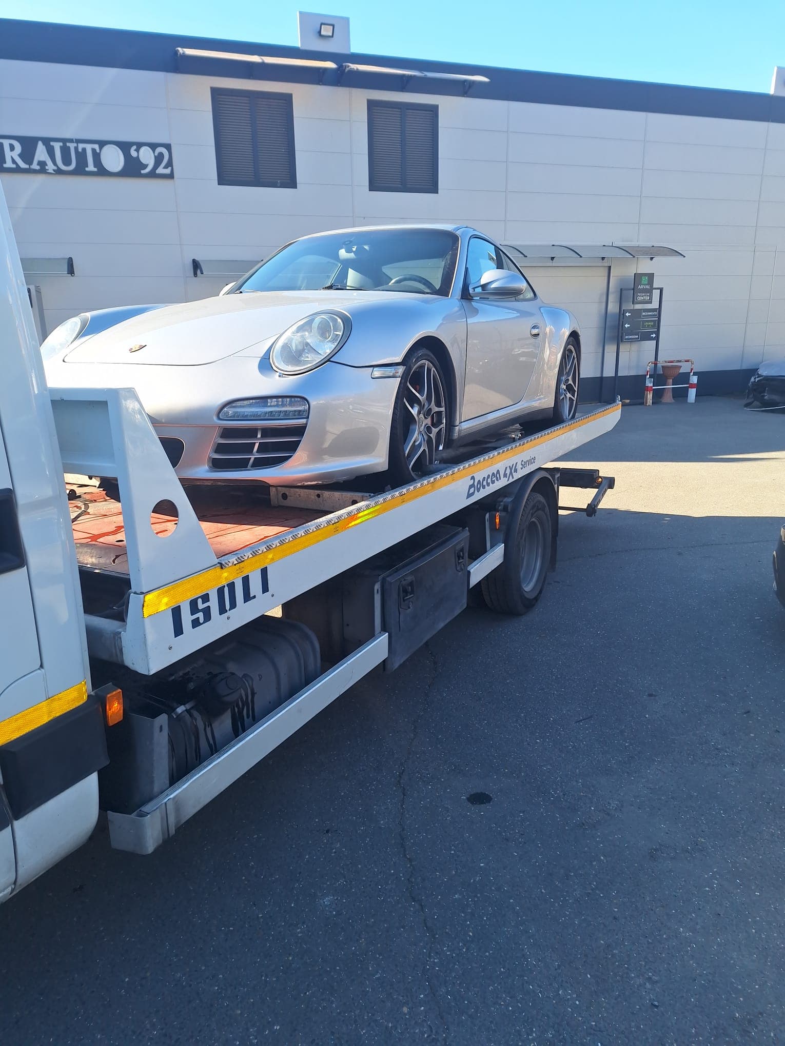 Carroattrezzi Roma - carico Porsche su carrellone specializzato